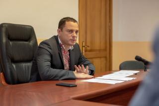 Кам’янський міський голова провів нараду з питання очищення міста від опалого листя